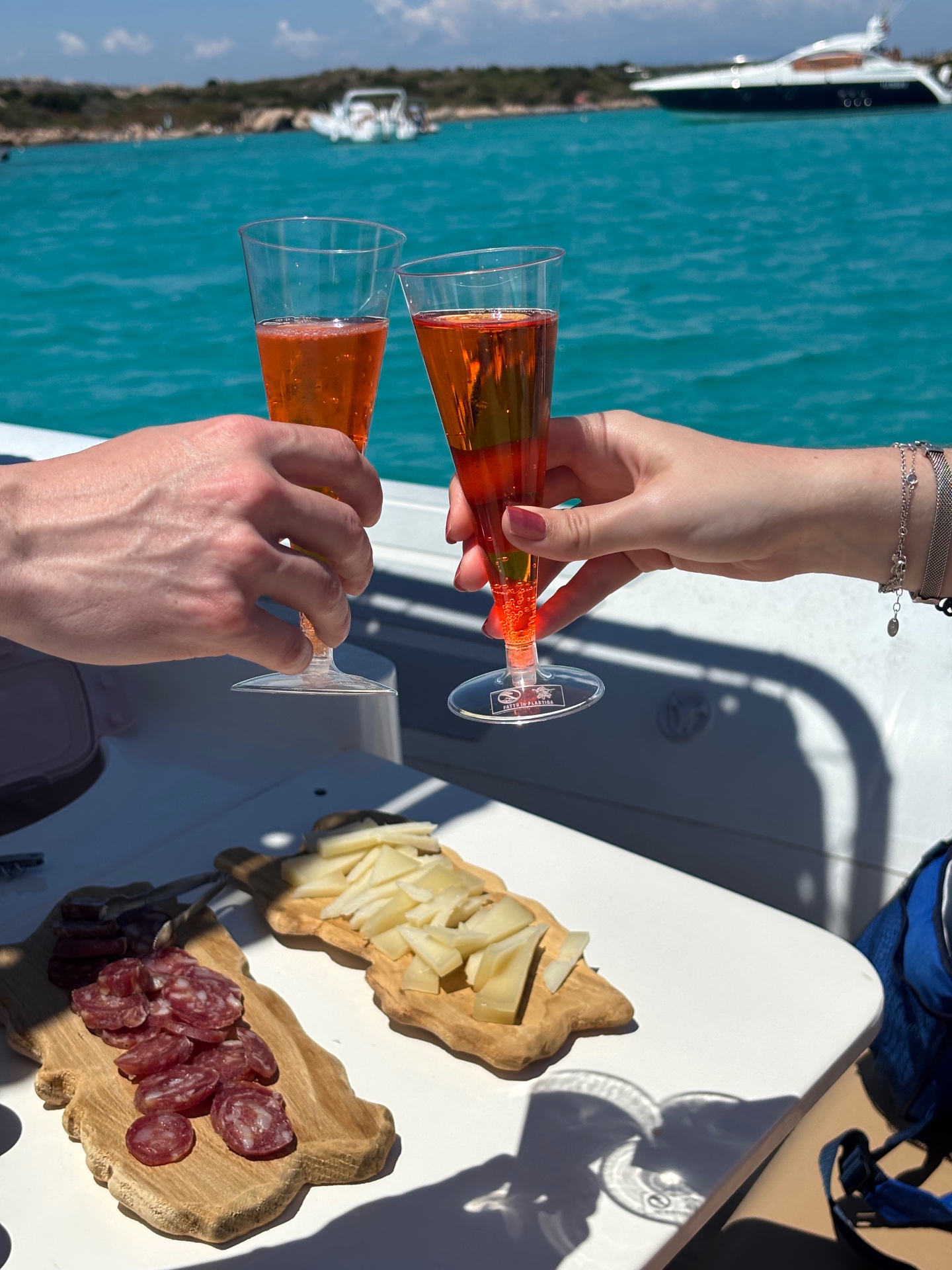 Aperitivo a bordo con vista sul mare